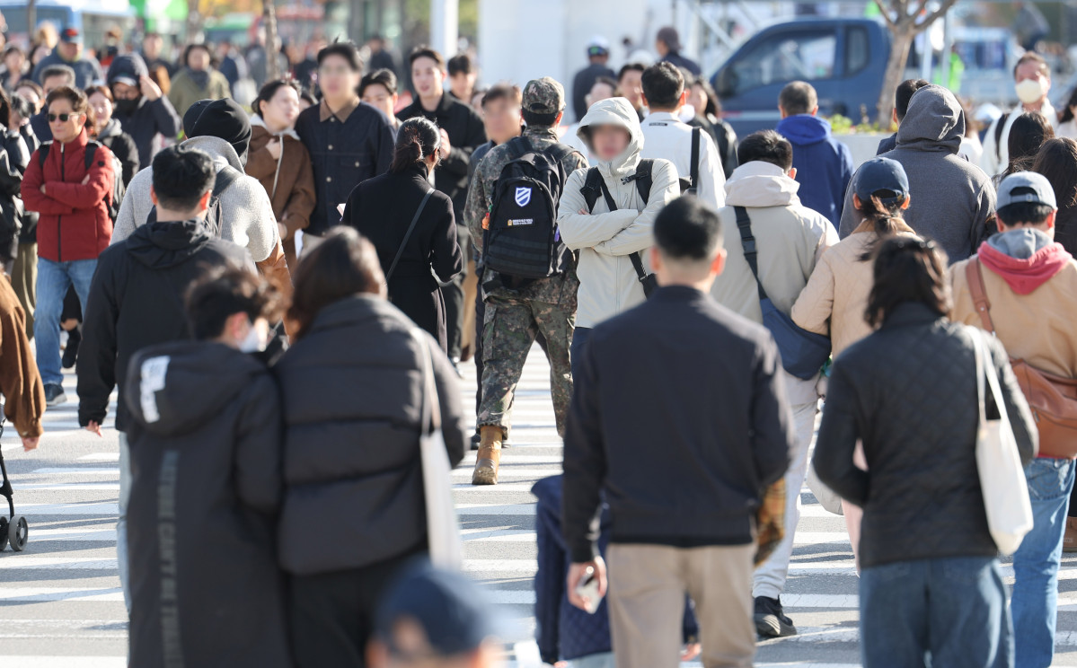 ▲2일 서울 광화문 광장에서 시민 및 외국인 관광객들이 외투를 입은 채 걸어가고 있다. (연합뉴스)