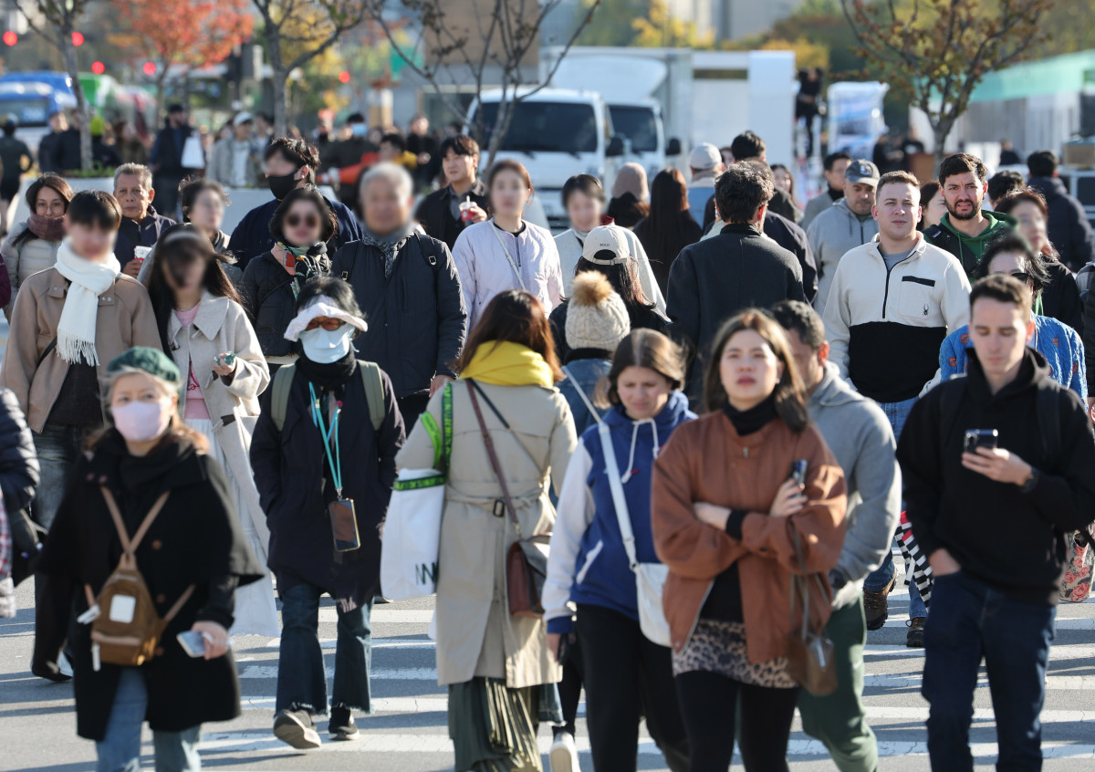 ▲2일 서울 광화문 광장에서 시민 및 외국인 관광객들이 외투를 입은 채 걸어가고 있다. (연합뉴스)