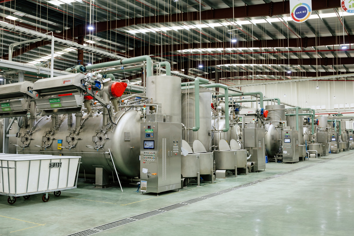 ▲한세실업 칼라앤터치(C&T) Vina 3공장에 있는 친환경 염색기. (사진제공=한세실업)