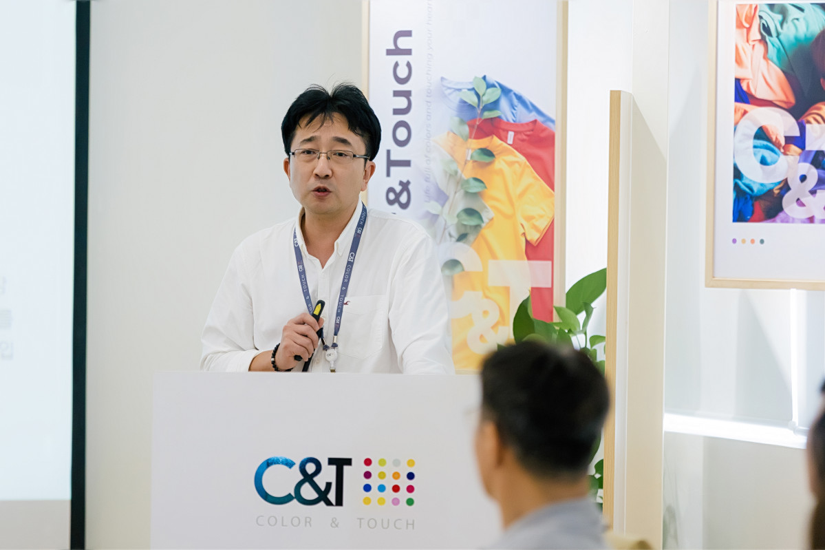 ▲김영조 한세실업 C&T 이사가 30일 베트남 빈푹성 민흥 단지 안에 있는 회사 사무실에서 ‘중미사업전략’을 발표하고 있다. (사진제공=한세실업)