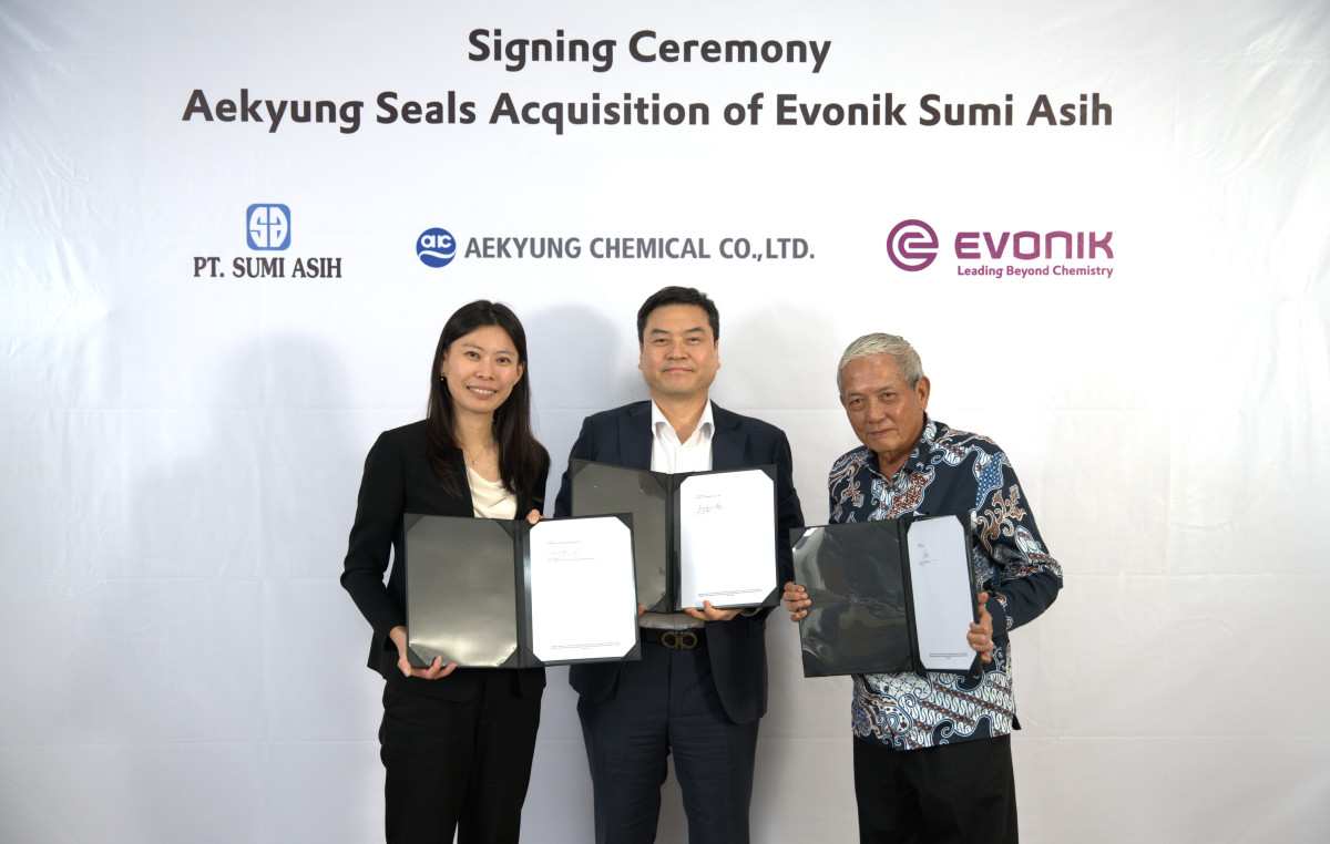 ▲애경케미칼이 지난달 31일 에보닉 인도네시아 공장 인수를 마무리했다고 밝혔다. 표경원 애경케미칼 대표(가운데)가 긴며 촬영을 하고 있다. (사진제공=애경케미칼)