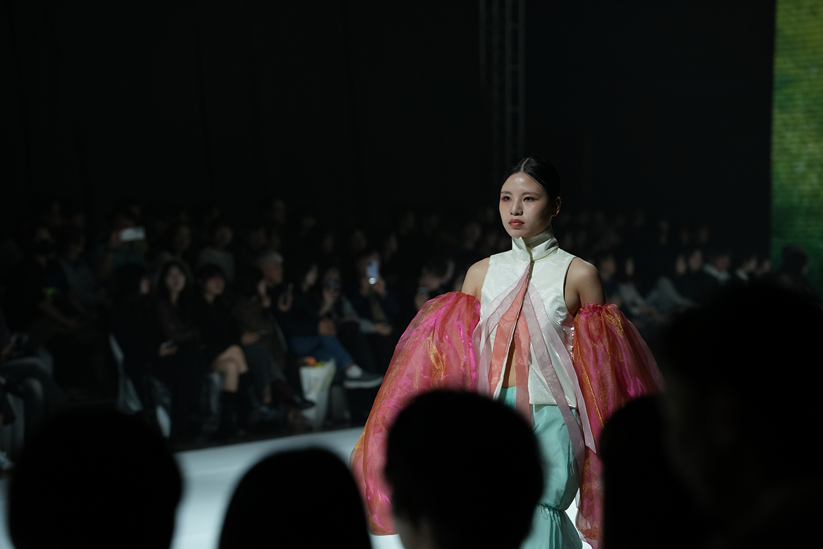 ▲부산패션위크에서 모델이 워킹을 하고 있다.  (사진제공=부산패션위크)