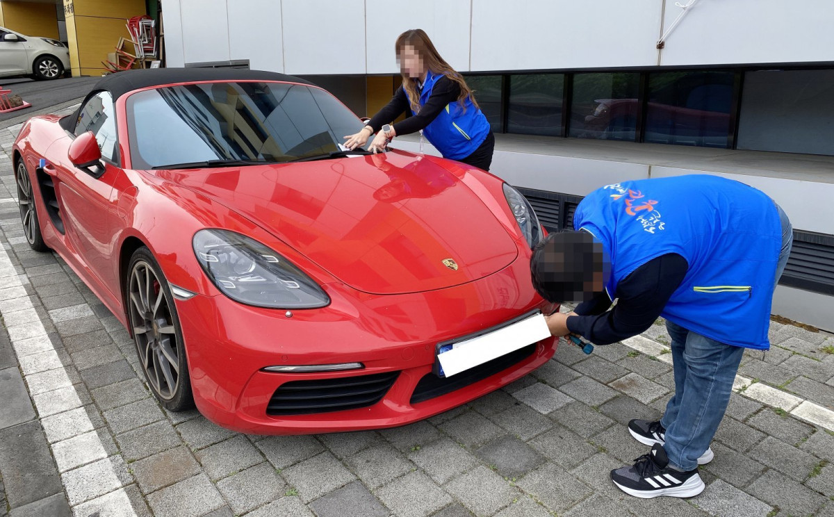 ▲제주도가 자동차세·과태료 체납차량 단속에 적발된 포르쉐. (사진제공=제주도)