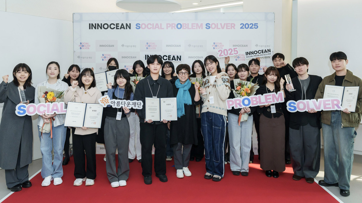 ▲이노션 김정아 대표이사와 S.O.S 공모전 참여 학생들 기념 사진. (사진=이노션)