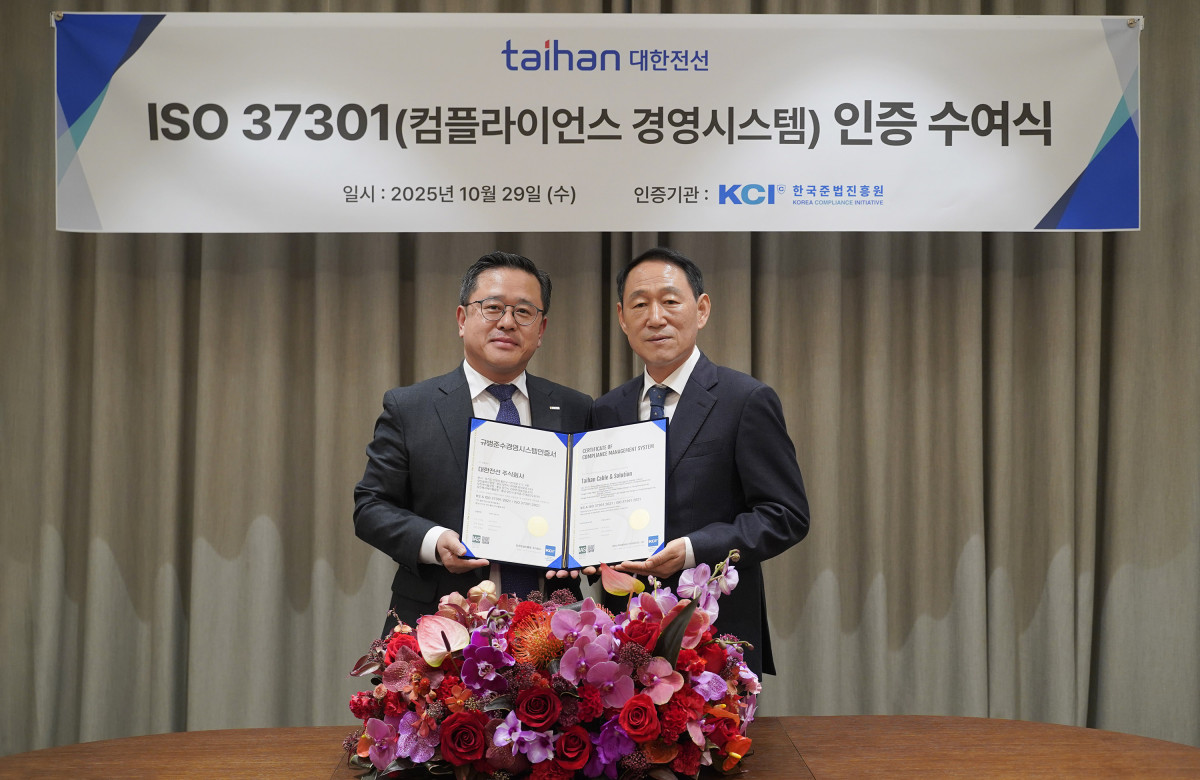 ▲대한전선이 ISO 37301 인증서를 수여받았다. 사진은 경영관리실장 백승 상무와 한국준법진흥원 김명옥 고문. (사진제공-대한전선)