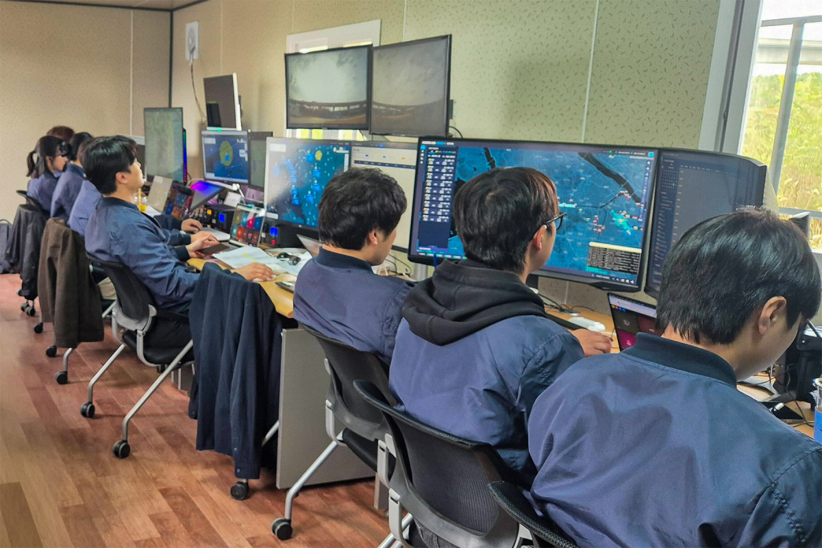 ▲KT 관계자들이 인천 아라뱃길 실증 현장에서 교통관리 실증을 수행하는 모습 (사진제공=KT)