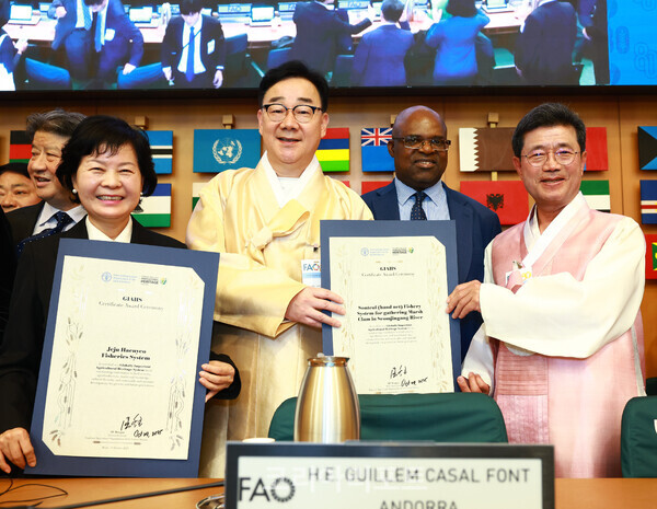 ▲정인화 광양시장이 이탈리아 로마 유엔식량농업기구(FAO) 본부에서 열린 '세계중요농업유산(GIAHS) 인증서 수여식'에서 섬진강 재첩잡이 손틀어업 분야에 대한 세계중요농업유산 인증서를 수여 받고 있다. (사진제공=광양시)