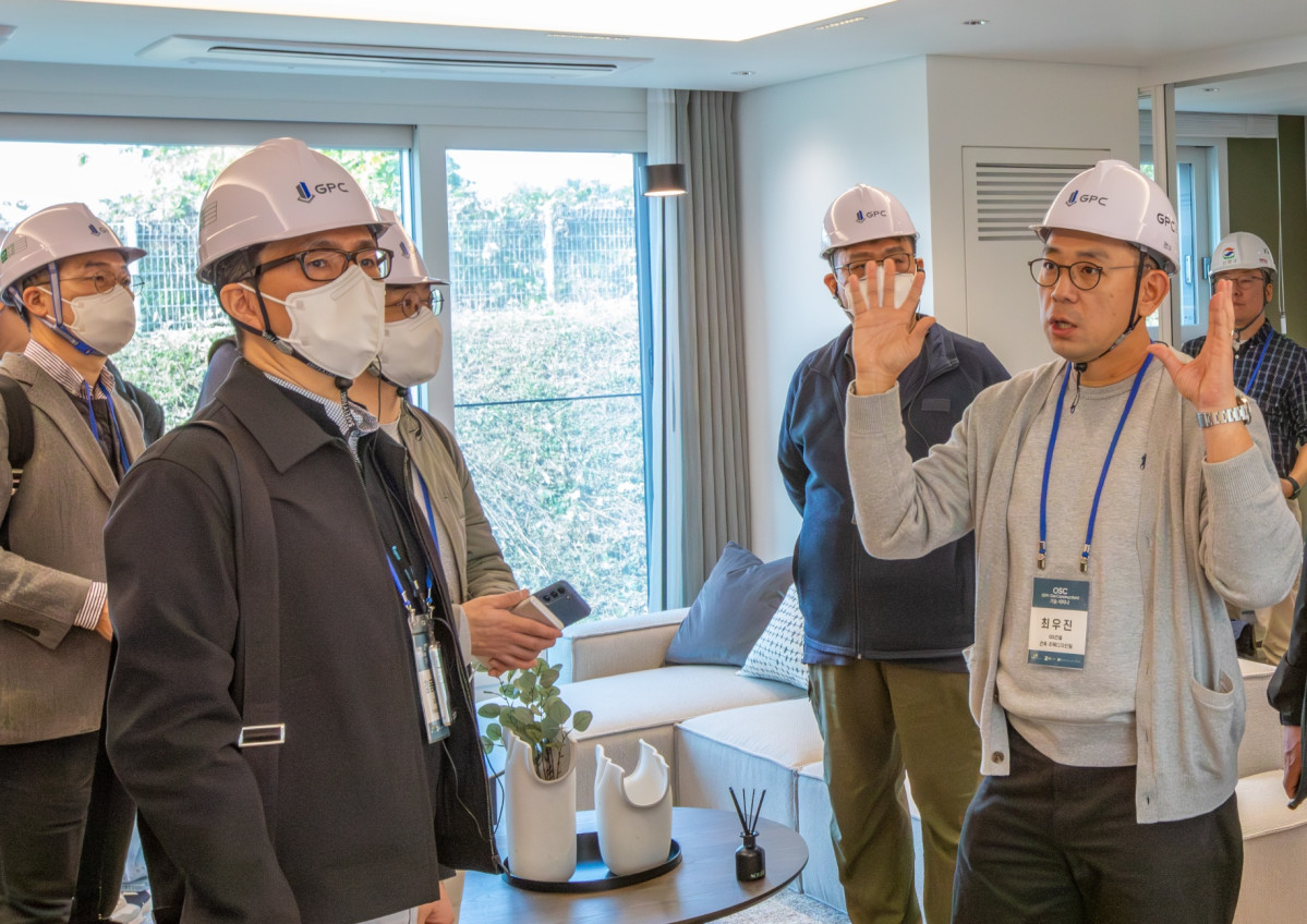 ▲31일 OSC 세미나를 진행하고 PC목업 주택 세대 내부에서 GS건설 담당자가 기술에 대한 설명을 하고 있는 모습. (사진제공=GS건설)