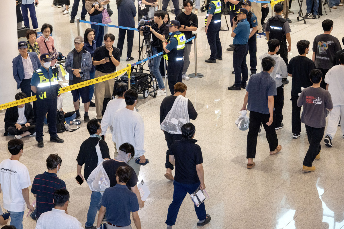 ▲미국 조지아주 엘러벨의 현대자동차그룹-LG에너지솔루션 배터리 합작공장 건설현장에서 미국 이민 당국에 체포·구금됐다가 석방된 한국인 근로자들이 인천국제공항을 통해 귀국하고 있다. (뉴시스)