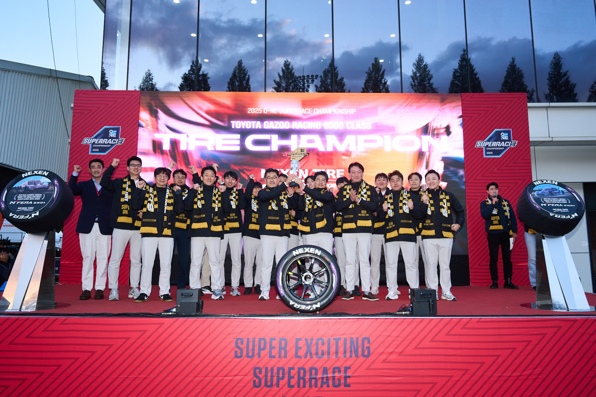 ▲넥센타이어 오네 슈퍼레이스 TOYOTA 6000 클래스 2025 타이어 제조사 챔피언 3연패 달성 시상식 사진 (사진=넥센타이어)
