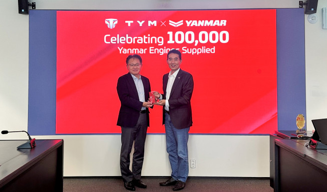 ▲TYM은 지난달 31일 서울 본사에서 얀마파워테크놀로지와 디젤엔진 누적 공급 10만대 달성 기념행사를 개최했다. 사진 왼쪽부터 타오 얀마파워테크놀로지 대표, 김도훈 TYM 대표. (사진제공=TYM)