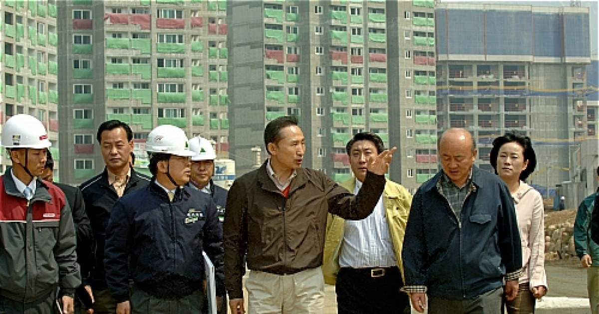 ▲이명박 전 대통령이 서울 은평구 은평뉴타운 건설현장을 둘러보는 모습. (뉴시스)