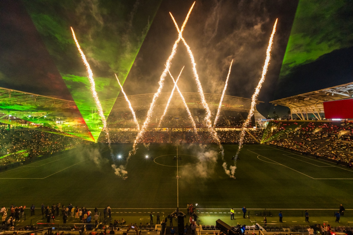 ▲하이브와 LAFC가 10월 29일(현지 시간) 로스앤젤레스 BMO 스타디움에서 K-팝 라이트쇼를 선보이는 장면. (사진제공=하이브)