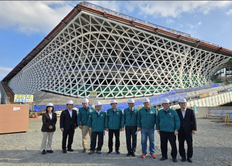 ▲부산시의회 예산결산위원회가 오페라 하우스 현장점검에 나서고 있다.  (사진제공=부산시의회 )