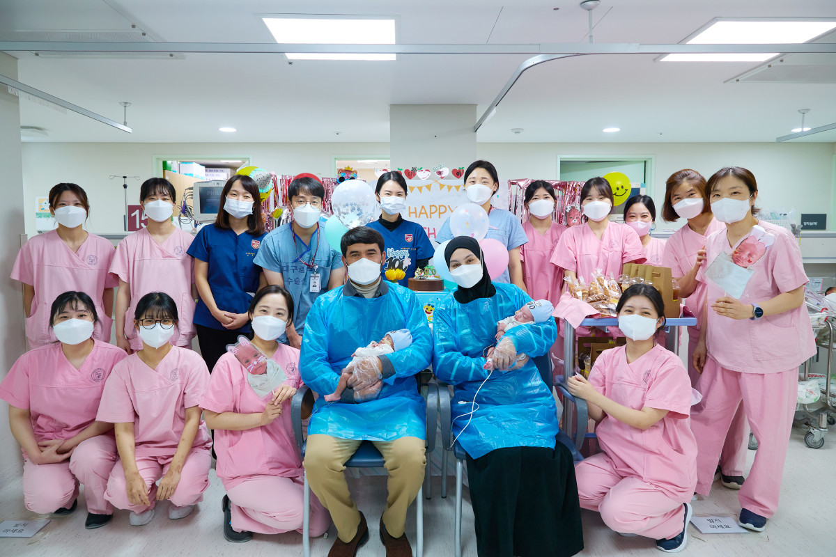 ▲응급제왕절개로 임신 24주에 각각 590g, 670g으로 태어난 초극소 저체중 우즈베키스탄 쌍둥이 형제가 한국의 뛰어난 의료기술과 의료시스템 덕분에 건강하게 100일을 맞이했다. (고려대학교 구로병원)