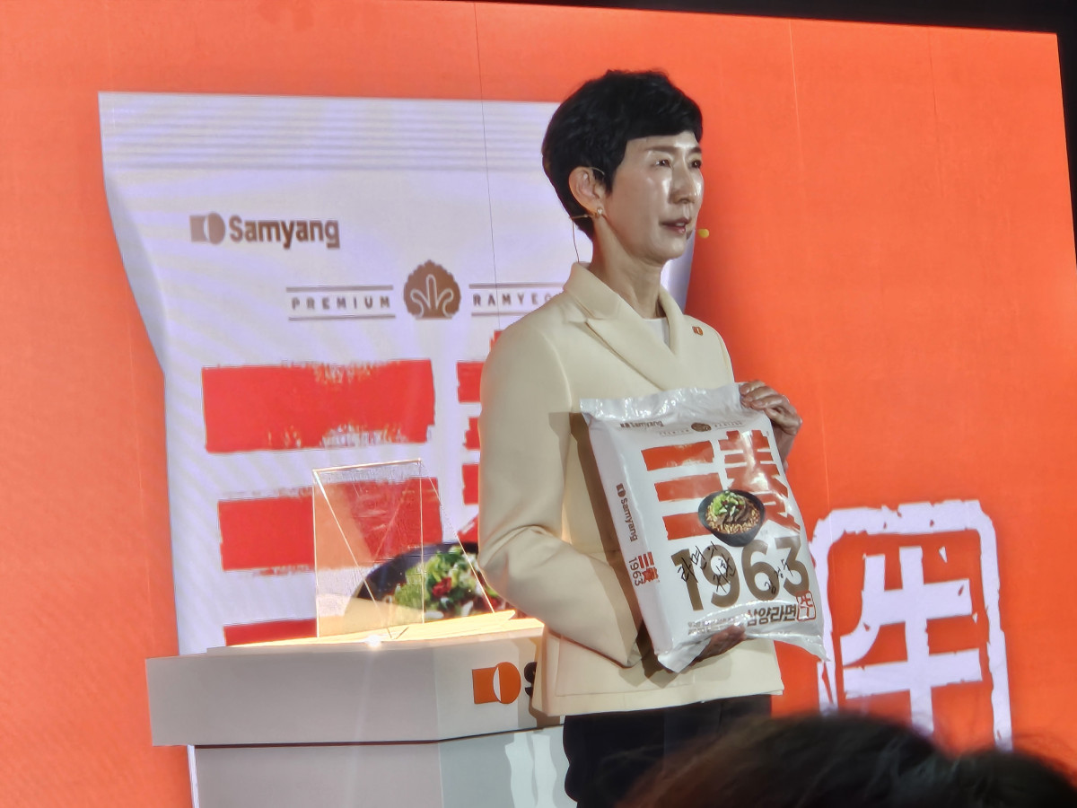 ▲김정수 삼양식품 부회장이 3일 기자간담회에서 '삼양라면 1963'을 직접 소개하고 있다.  (사진=정영인 기자 oin@)