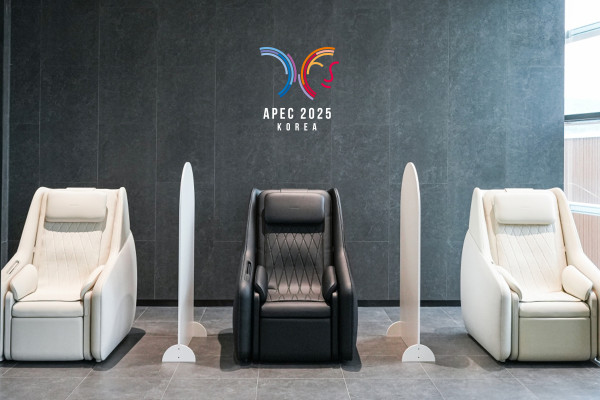▲2025 아시아태평양경제협력체(APEC) 정상회의 고위급 오찬장에 비치된 '마스터 V11'. (사진제공=세라젬 )