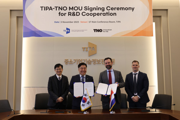 ▲김영신 중소기업기술정보진흥원 원장(왼쪽 두번째)이 3일 세종 본원에서 유럽 3대 응용기술연구소인 네덜란드 응용과학연구기구(TNO)와 글로벌 공동 기술협력 강화를 위한 업무협약을 체결한 후 기념촬영을 하고 있다.  (사진제공=중소기업기술정보진흥원)