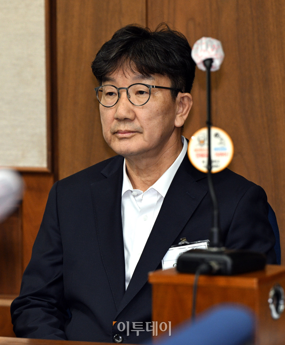 ▲ 권성동 국민의힘 의원이 3일 서울 서초동 서울중앙지법에서 통일교로부터 불법 정치자금을 수수한 혐의 사건 1차 공판에 출석하고 있다. 사진 공동 취재단 (이투데이 DB)