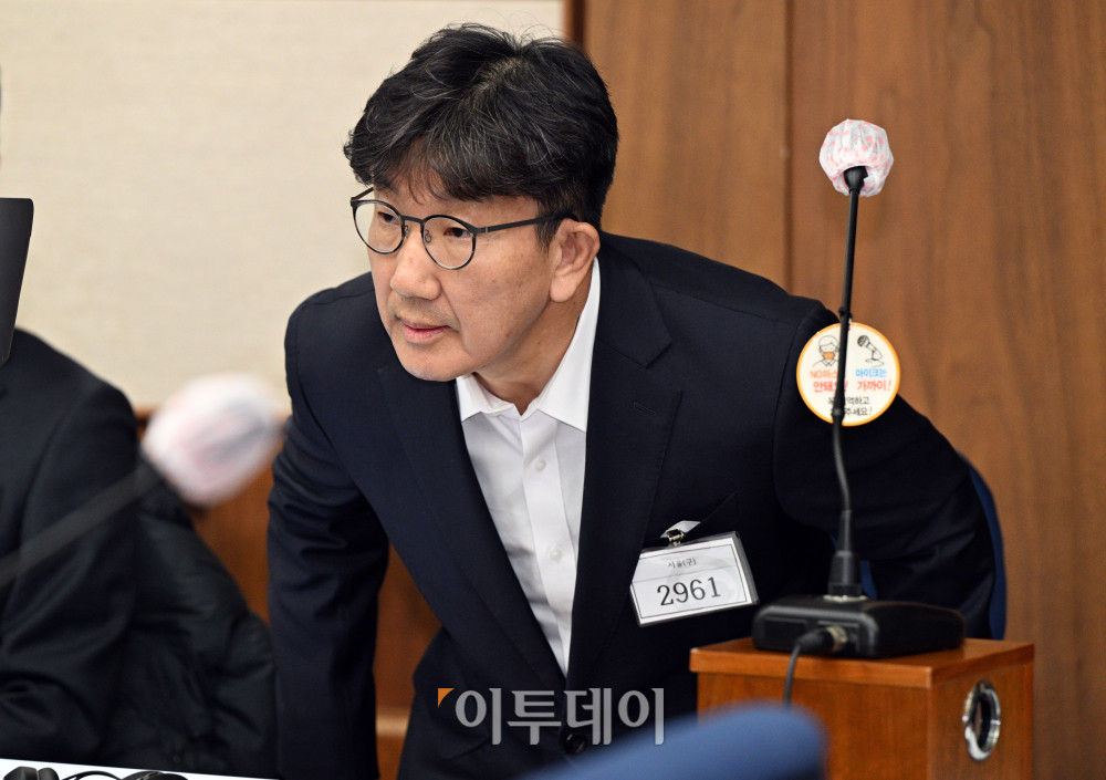 ▲ 권성동 국민의힘 의원이 3일 서울 서초동 서울중앙지법에서 통일교로부터 불법 정치자금을 수수한 혐의 사건 1차 공판에 출석하고 있다. 사진 공동 취재단