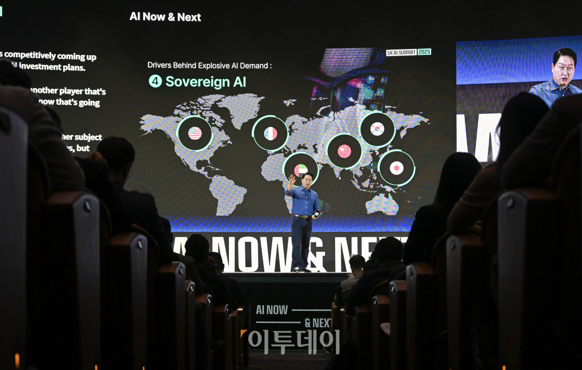 ▲최태원 SK그룹 회장이 3일 서울 강남구 코엑스에서 열린 SK AI SUMMIT 2025 키노트 세션에서 AI Now & Next를 주제로 기조연설을 하고 있다. 조현호 기자 hyunho@