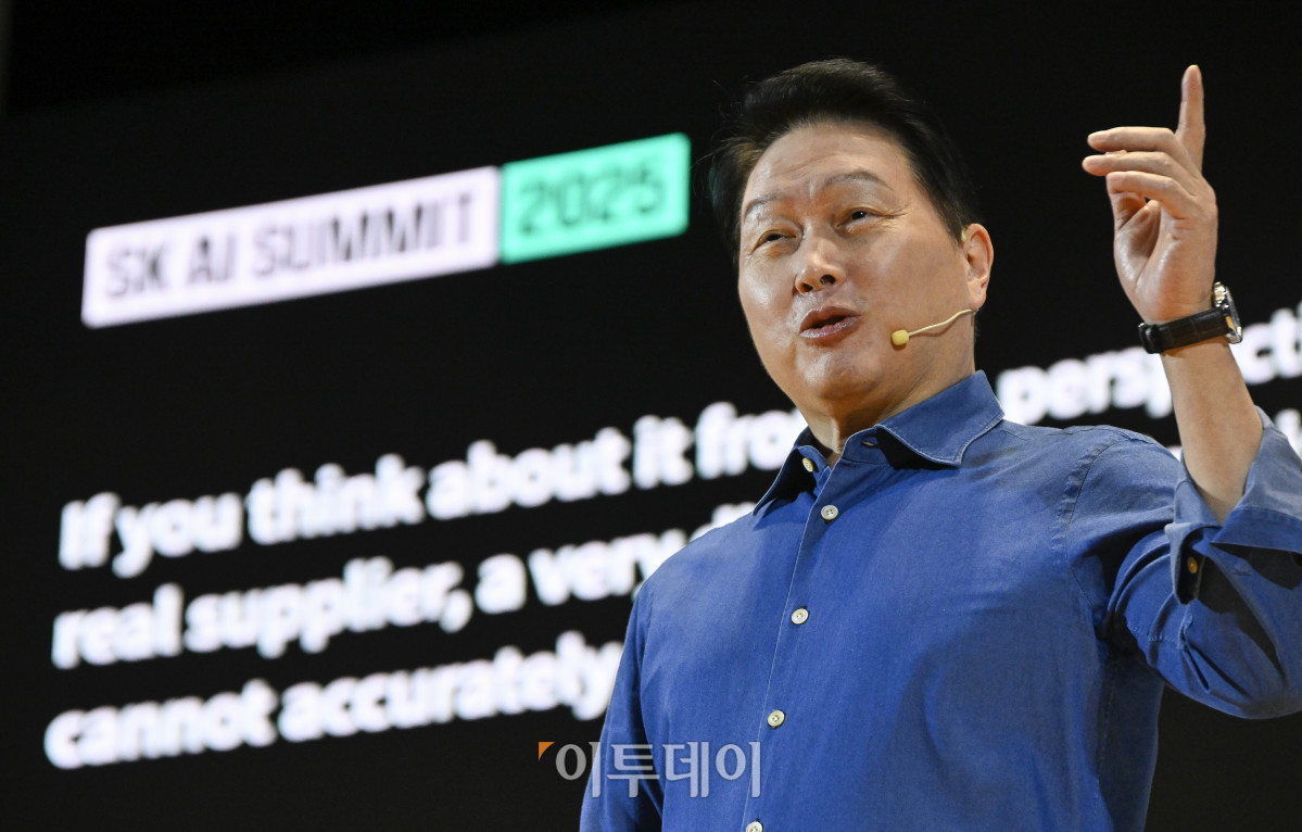 ▲최태원 SK그룹 회장이 3일 서울 강남구 코엑스에서 열린 SK AI SUMMIT 2025 키노트 세션에서 AI Now & Next를 주제로 기조연설을 하고 있다. 조현호 기자 hyunho@