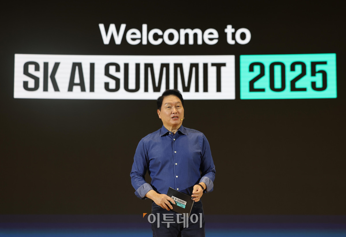 ▲최태원 SK그룹 회장이 3일 서울 강남구 코엑스에서 열린 SK AI SUMMIT 2025 키노트 세션에서 AI Now & Next를 주제로 기조연설을 하고 있다. 조현호 기자 hyunho@