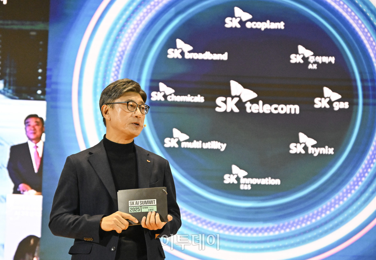 ▲정재헌 SK텔레콤 신임 최고경영자(CEO)가 3일 서울 강남구 코엑스에서 열린 SK AI SUMMIT 2025 키노트 세션에서 AI 인프라 전략의 NEXT를 주제로 발표를 하고 있다. 조현호 기자 hyunho@