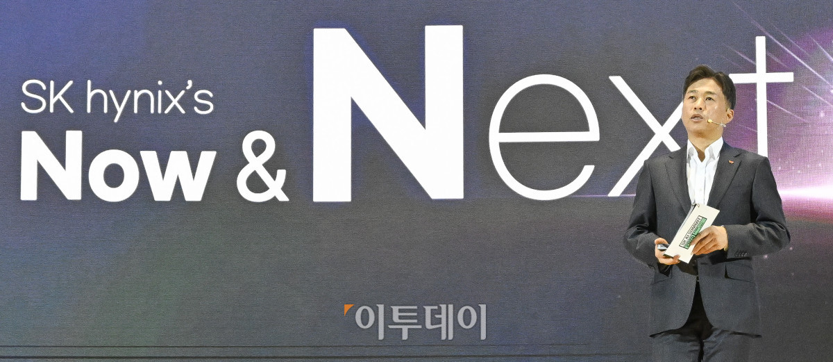 ▲곽노정 SK하이닉스 대표이사 사장이 3일 서울 강남구 코엑스에서 열린 SK AI SUMMIT 2025 키노트 세션에서 SK hynix, New Vision & New Role in AI Era를 주제로 발표를 하고 있다. 조현호 기자 hyunho@