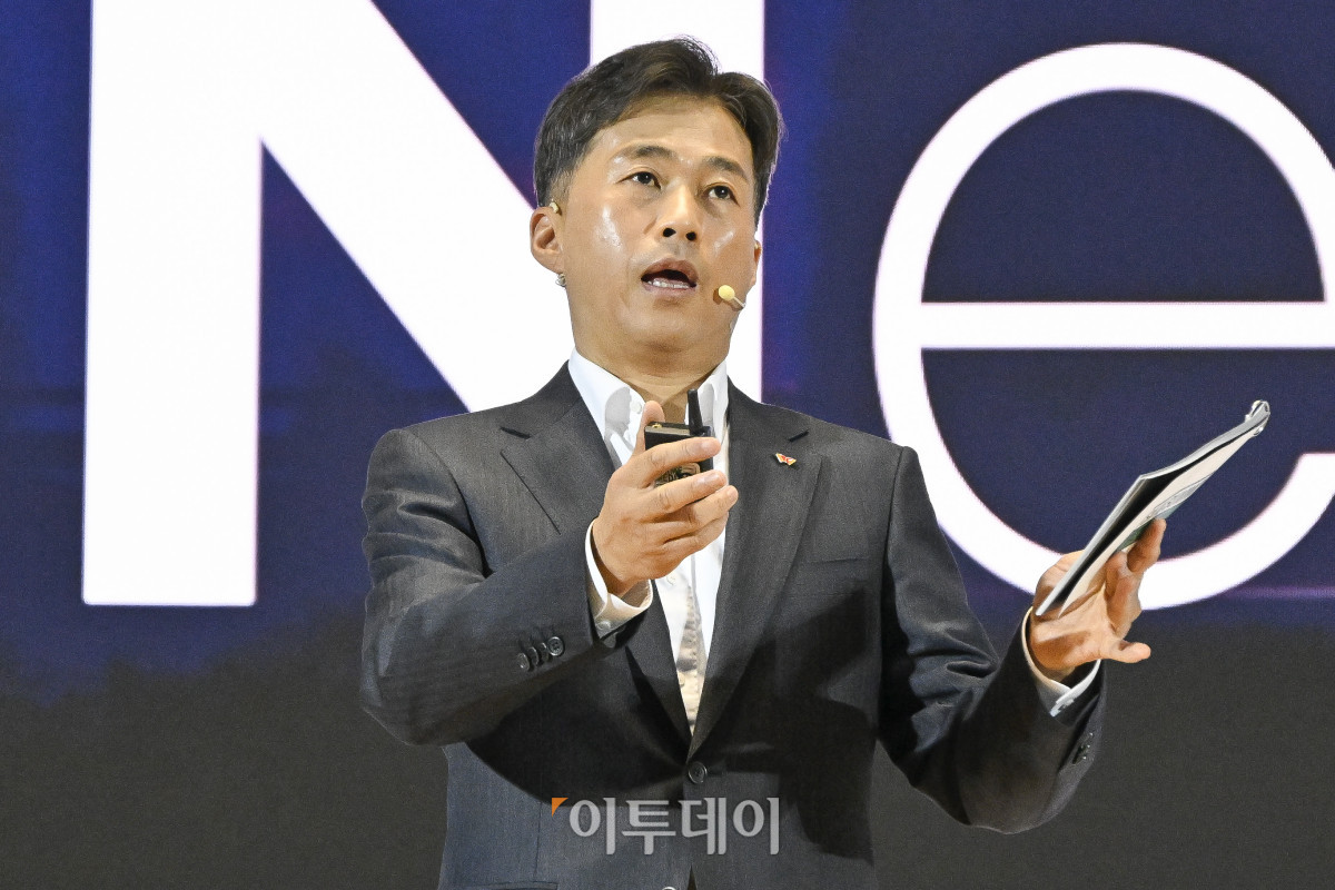 ▲곽노정 SK하이닉스 대표이사 사장이 3일 서울 강남구 코엑스에서 열린 SK AI SUMMIT 2025 키노트 세션에서 SK hynix, New Vision & New Role in AI Era를 주제로 발표를 하고 있다. 조현호 기자 hyunho@