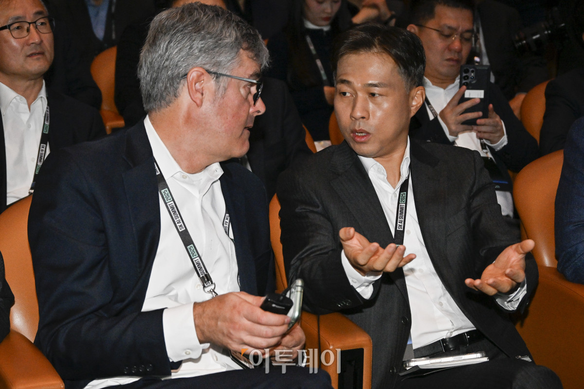 ▲곽노정(오른쪽) SK하이닉스 대표이사 사장이 3일 서울 강남구 코엑스에서 열린 SK AI SUMMIT 2025에서 참석자와 대화를 하고 있다. 조현호 기자 hyunho@