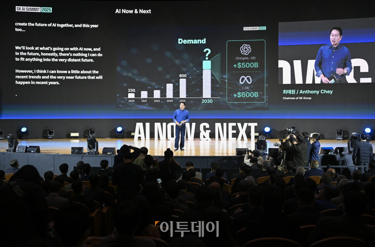 ▲최태원 SK그룹 회장이 3일 서울 강남구 코엑스에서 열린 SK AI SUMMIT 2025 키노트 세션에서 AI Now & Next를 주제로 기조연설을 하고 있다. 조현호 기자 hyunho@