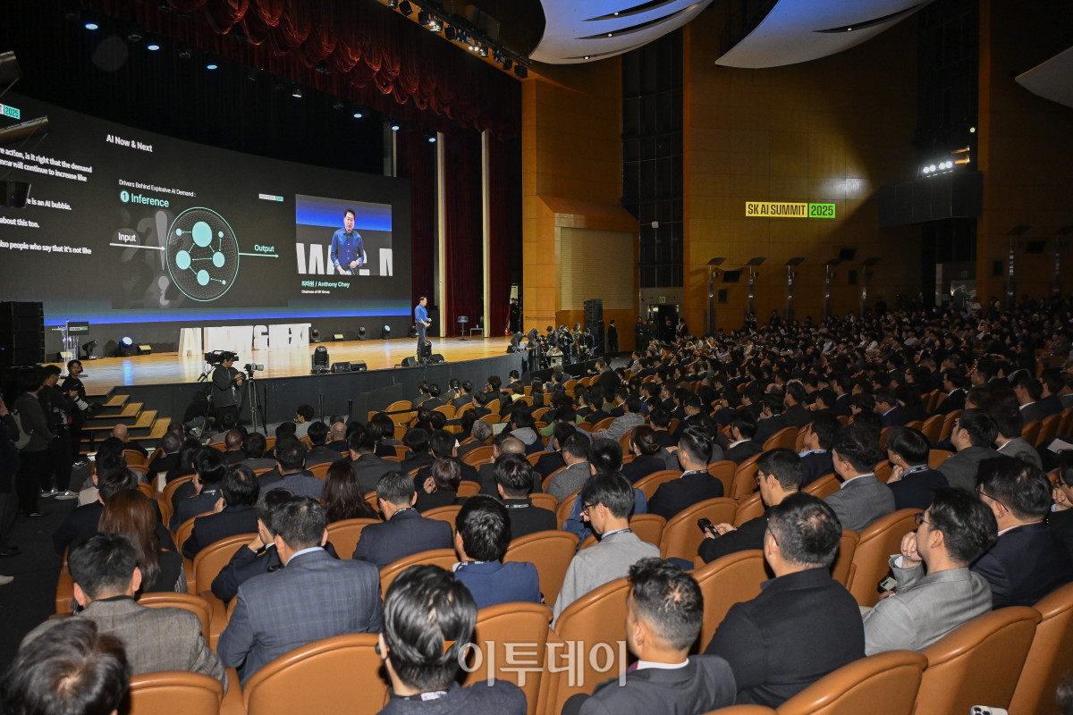 ▲최태원 SK그룹 회장이 3일 서울 강남구 코엑스에서 열린 SK AI SUMMIT 2025 키노트 세션에서 AI Now & Next를 주제로 기조연설을 하고 있다. 조현호 기자 hyunho@