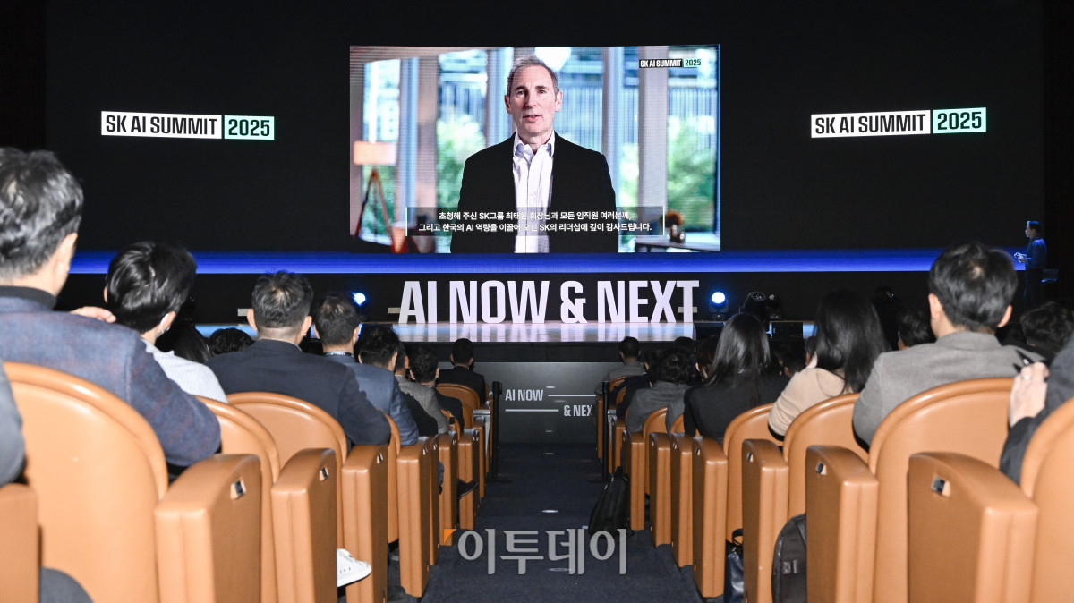 ▲앤디 재시 아마존 CEO가 3일 서울 강남구 코엑스에서 열린 SK AI SUMMIT 2025 키노트 세션에서 영상으로 발표를 하고 있다. 조현호 기자 hyunho@