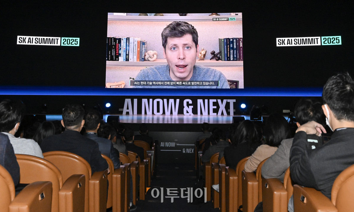 ▲샘 알트만 오픈AI CEO가 3일 서울 강남구 코엑스에서 열린 SK AI SUMMIT 2025 키노트 세션에서 영상으로 발표를 하고 있다. 조현호 기자 hyunho@