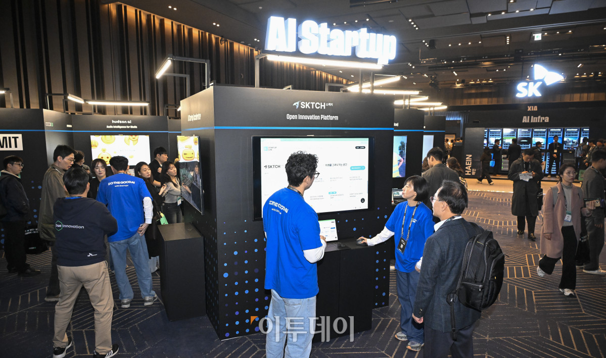 ▲3일 서울 강남구 코엑스에서 열린 SK AI SUMMIT 2025에서 관람객들이 전시를 관람하고 있다. 조현호 기자 hyunho@