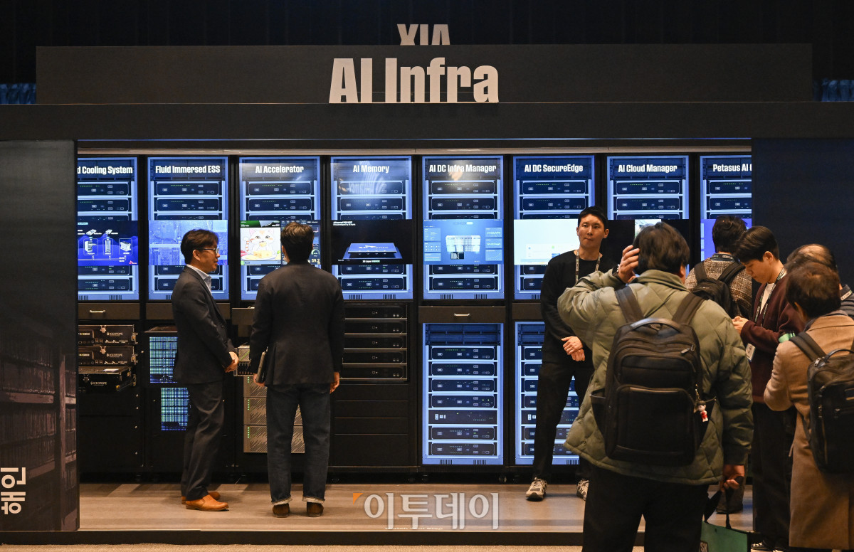 ▲3일 서울 강남구 코엑스에서 열린 SK AI SUMMIT 2025에서 관람객들이 전시를 관람하고 있다. 조현호 기자 hyunho@