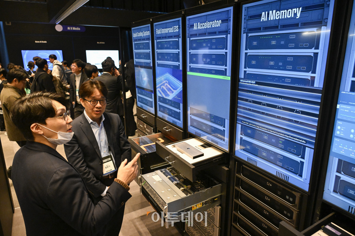 ▲3일 서울 강남구 코엑스에서 열린 SK AI SUMMIT 2025에서 관람객들이 전시를 관람하고 있다. 조현호 기자 hyunho@