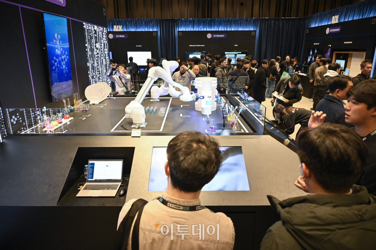 ▲3일 서울 강남구 코엑스에서 열린 SK AI SUMMIT 2025에서 관람객들이 전시를 관람하고 있다. 조현호 기자 hyunho@