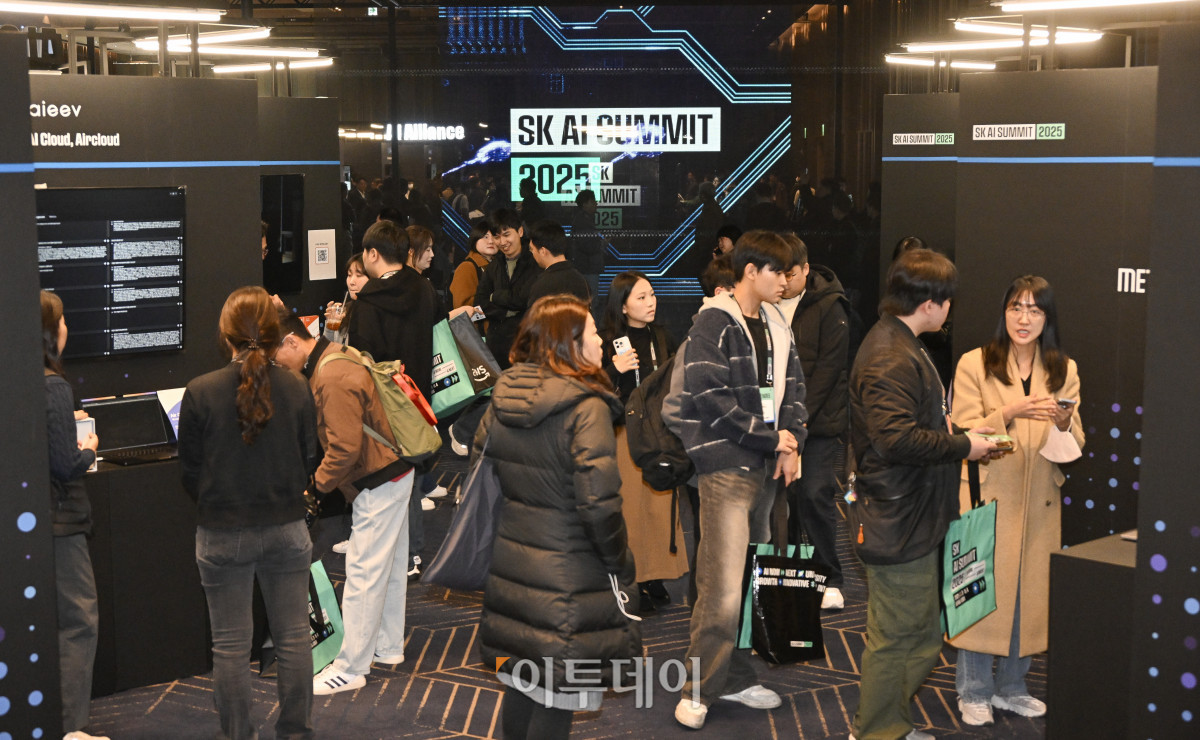▲3일 서울 강남구 코엑스에서 열린 SK AI SUMMIT 2025에서 관람객들이 전시를 관람하고 있다. 조현호 기자 hyunho@