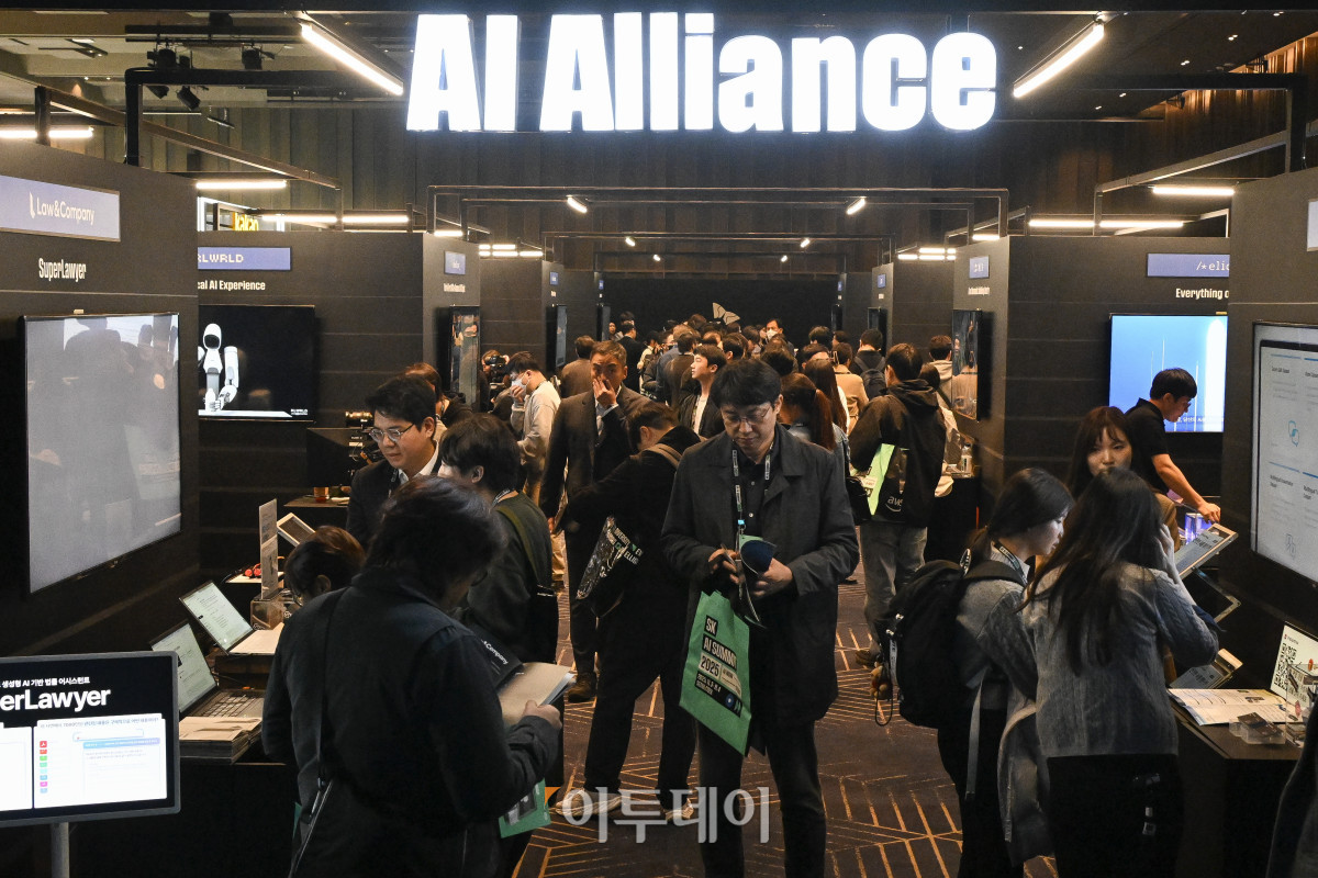 ▲3일 서울 강남구 코엑스에서 열린 SK AI SUMMIT 2025에서 관람객들이 전시를 관람하고 있다. 조현호 기자 hyunho@
