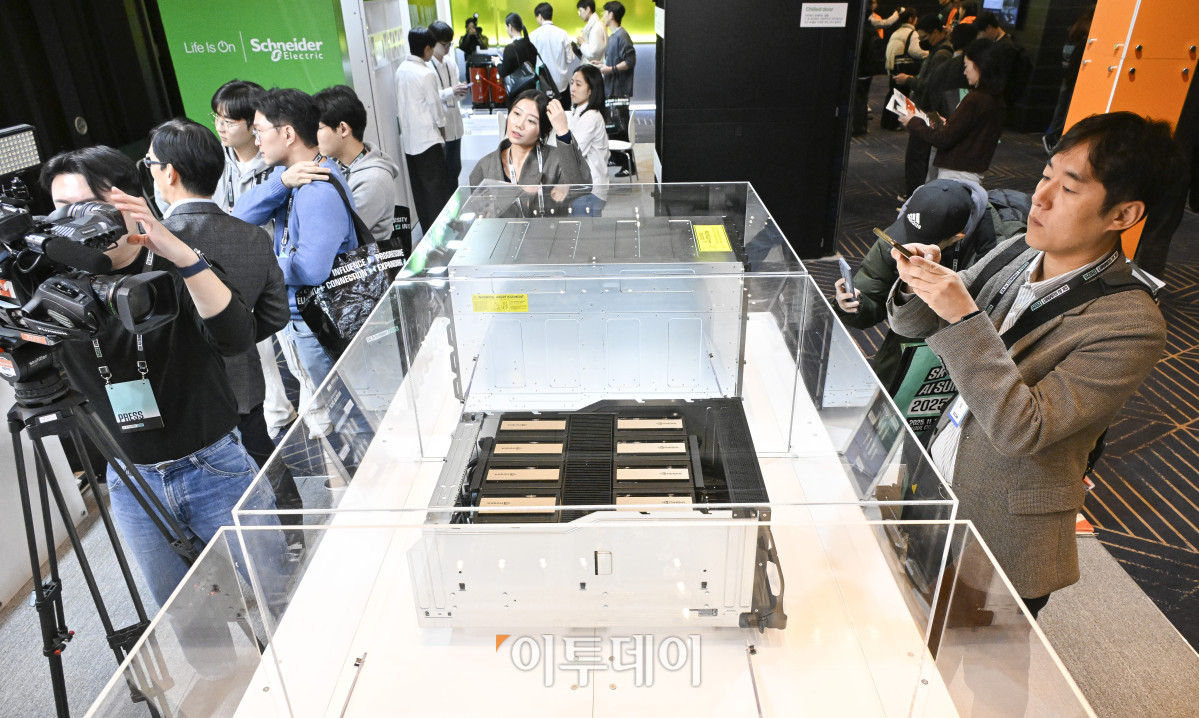 ▲3일 서울 강남구 코엑스에서 열린 SK AI SUMMIT 2025에서 관람객들이 전시를 관람하고 있다. 조현호 기자 hyunho@