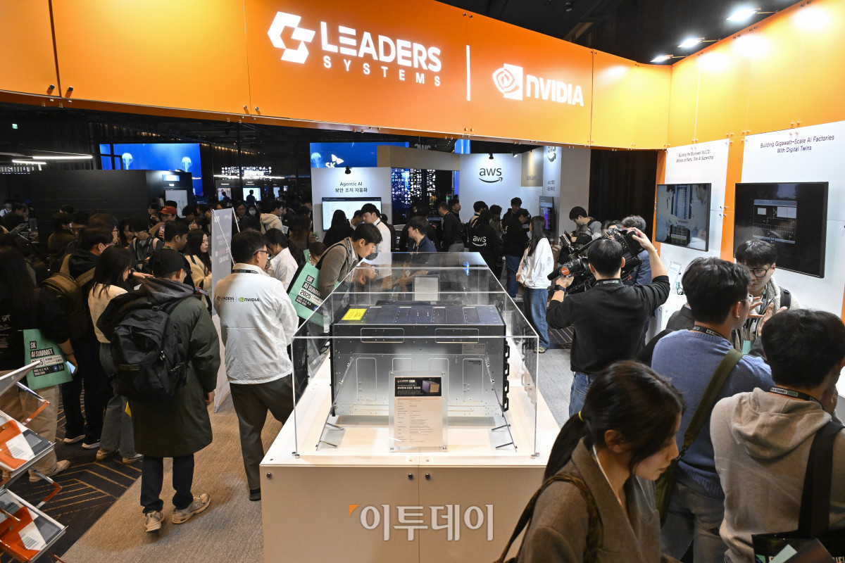 ▲3일 서울 강남구 코엑스에서 열린 SK AI SUMMIT 2025에서 관람객들이 전시를 관람하고 있다. 조현호 기자 hyunho@