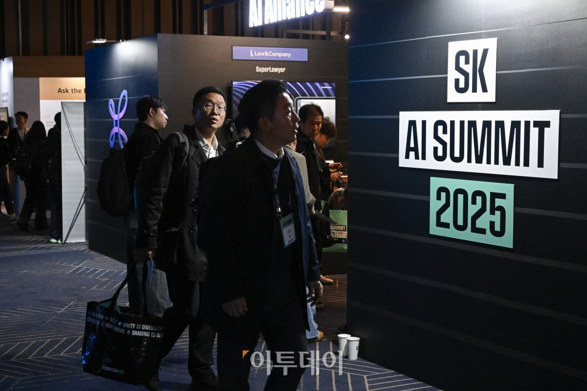 ▲3일 서울 강남구 코엑스에서 열린 SK AI SUMMIT 2025에서 관람객들이 전시를 관람하고 있다. 조현호 기자 hyunho@