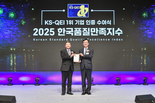▲현대건설 하이엔드 주거 브랜드 '디에이치(THE H)'가 한국표준협회(KSA)가 발표한 2025년 한국표준협회 품질만족지수(KS-QEI) 하이엔드 주거 부문 1위에 선정됐다. 사진은 시상식에서 현대건설 관계자(왼쪽)가 기념 촬영을 하는 모습. (사진제공=현대건설)