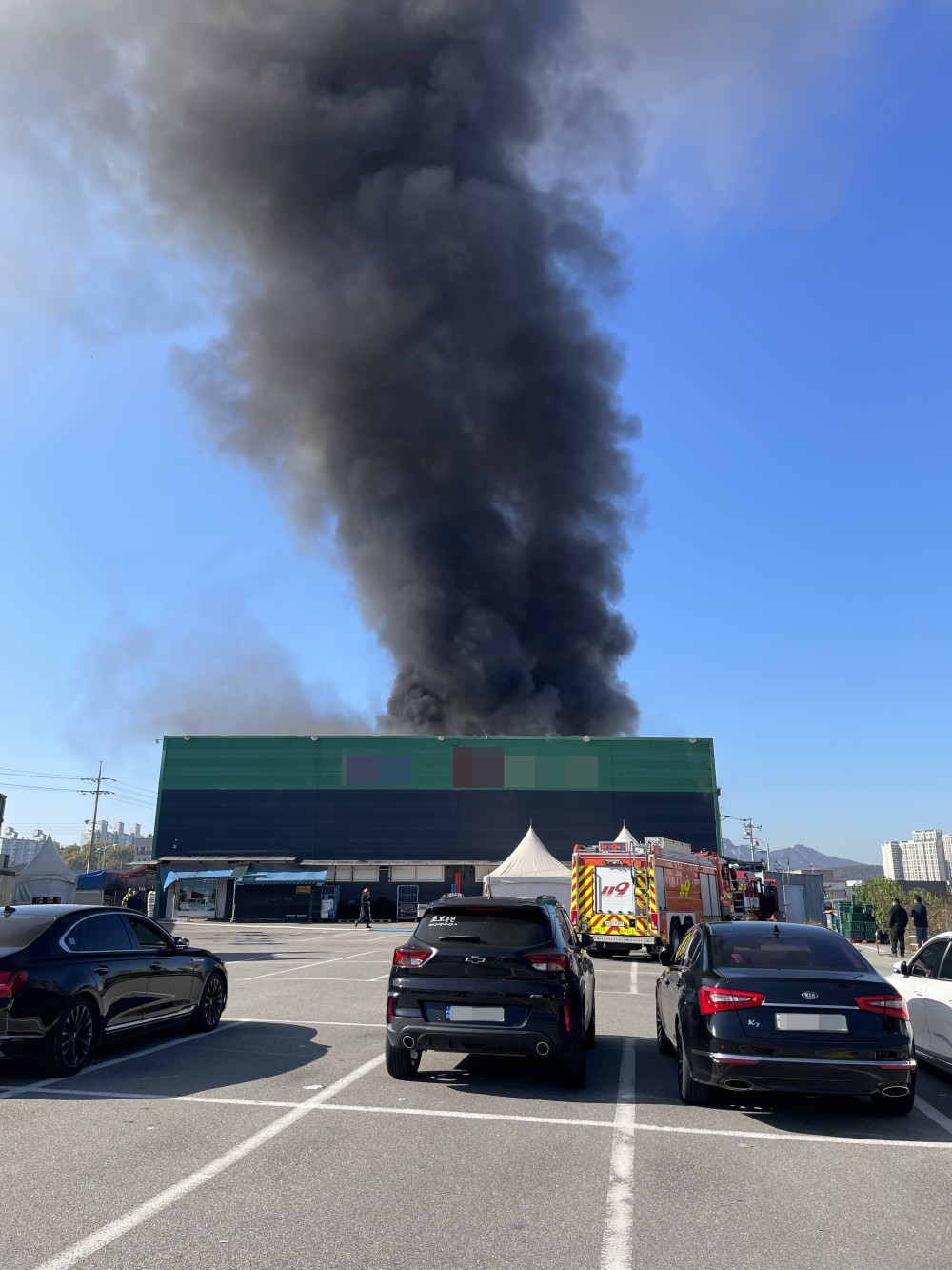 ▲3일 오전 경기도 양주시의 한 대형마트에서 불이 나 연기가 피어 오르고 있다.  (사진제공=경기북부소방재난본부)