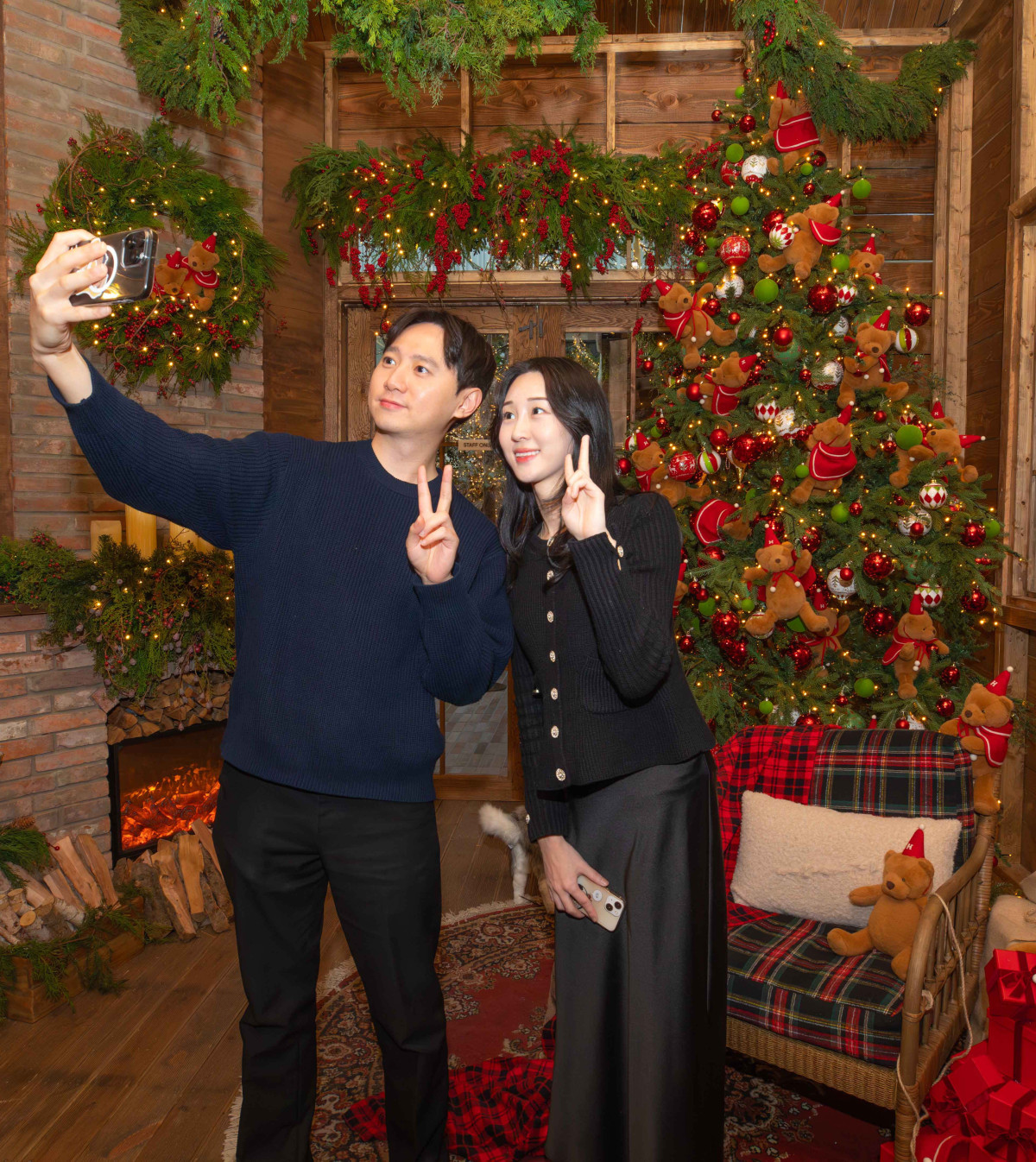 ▲3일 오전 서울 영등포구 더현대 서울 5층 사운즈 포레스트에 조성된 '해리의 크리스마스 공방’에서 고객들이 기념 촬영을 하고 있다. (사진제공=현대백화점)