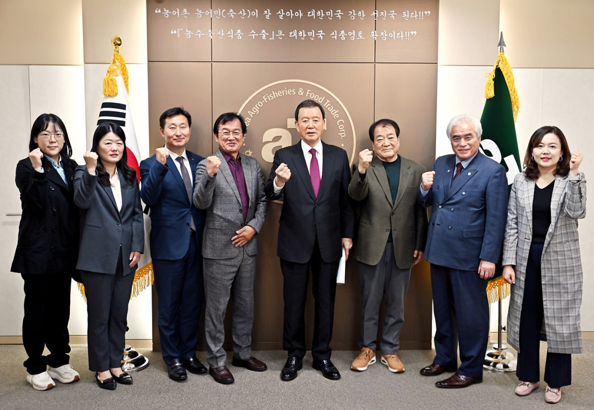 ▲홍문표 한국농수산식품유통공사(aT) 사장(왼쪽에서 다섯 번째)이 10월 31일 서울 양재동 aT센터에서 ‘인도네시아 한우 수출전략 간담회’를 열고, 관계자들과 기념 촬영을 하고 있다. (사진제공=한국농수산식품유통공사(aT))