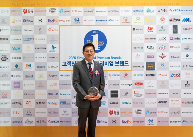 ▲김기태 보람상조 대표이사가 시상식에서 기념촬영을 하고 있다. (사진제공=보람상조)