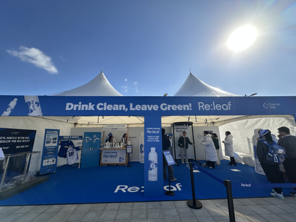 ▲크린랩은 2일 서울 고척스카이돔에서 열린 ‘불꽃야구’ 직관 경기 현장에서 ‘릴리프(Re:leaf) 생수 팝업 부스’를 운영했다.  (사진제공=크린랩)
